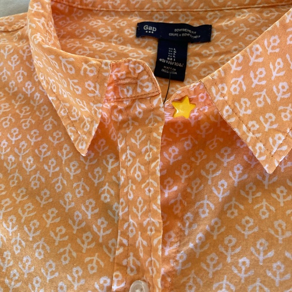 GAP Boyfriend fit button down cotton shirt. Size L in soft orange & white print - Picture 7 of 8